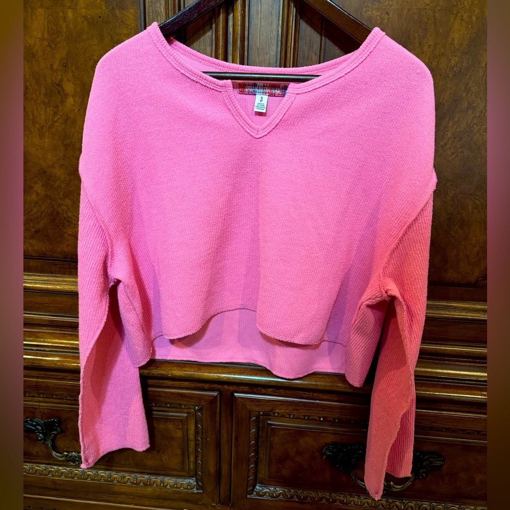 Urban Outfitters women’s size S oversized cropped front sweater in pink exc cond
